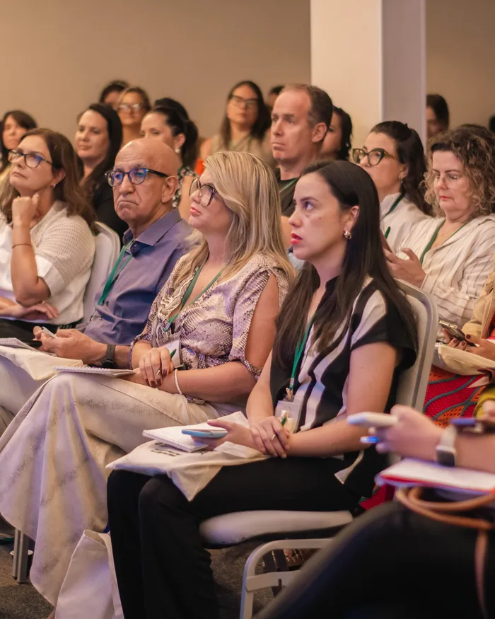 Palestrante apresentando conteúdo científico ao público do congresso