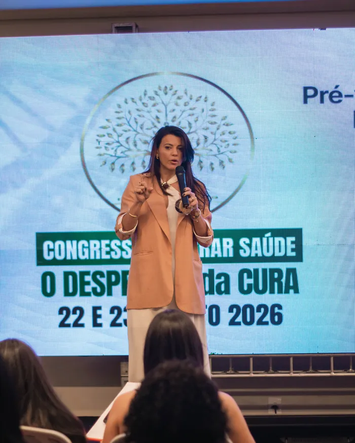 Idealizadora do Congresso Integrar Saúde palestrando sobre saúde integrativa